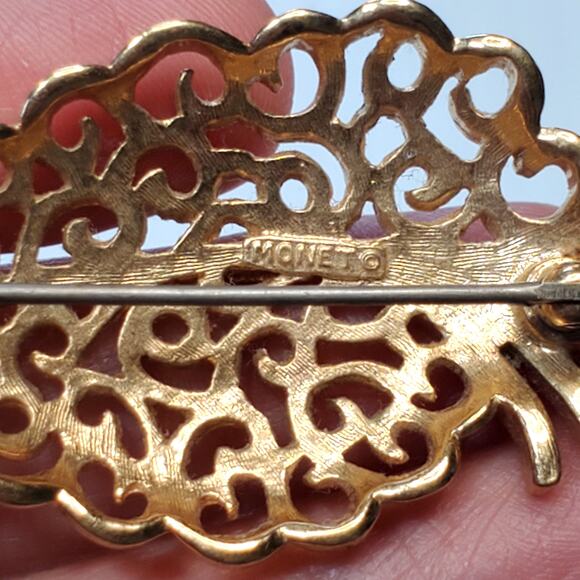 Monet Leaf Brooch Open Work Filigree Gold Tone Vtg Signed 2.25" - Picture 4 of 4